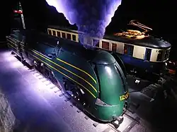 La locomotive à vapeur 12.004 et l'automotrice AM 35.