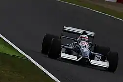 Photo d'une monoplace de Formule 1 bleue et blanche en piste