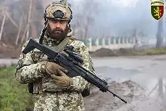 Équipé d'un fusil d'assaut FB MSBS Grot, janvier 2023.