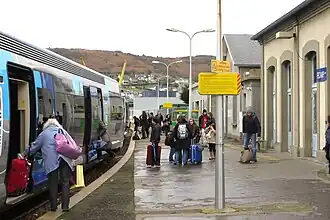 Deux TER X 73500 à quai, en mi-journée.