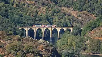 Le viaduc de l'Altier, en partie immergé par le lac.
