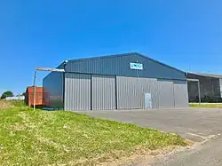 Le hangar de UNIC Aviation & Engineering sur l’aérodrome.