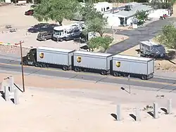 Méga-camion à trois remorques aux États-Unis