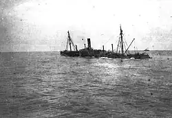 Photographie montrant le navire SS Montanan en train de couler après son torpillage le 15 août 1918.