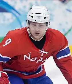 Description de l'image USA vs Norway - Holtet and Kane (cropped).jpg.