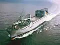 USNS Bob Hope (T-AKR-300) ; ce navire de 290&nbsp;m de long déplace 62&nbsp;000&nbsp;tonnes. Il est le tête de file d'un classe de 7 bâtiments et porte le nom d'un comédien.