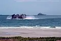 Un LCAC en provenance de l'USS Fort McHenry (au large) se prépare à débarquer sur l'île de Had Yao Island (Thaïlande) (24 juin 2005)