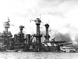 Le West Viginia coulé. Malgré des dégâts très importants, le cuirassé sera renfloué et remis en service en 1944.