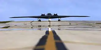 Vue du face d'un B-2 sur une piste d'atterrissage.