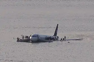 Photo de l'évacuation de l'Airbus A320 du vol 1549, juste après son amerrissage sur le fleuve Hudson.
