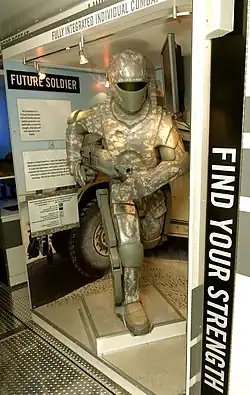 Une armure métallisée présente dans une vitrine.