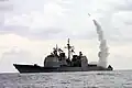 L'USS Cape St. George tirant un missile de croisière Tomahawk durant l'opération liberté irakienne (23 mars 2003)