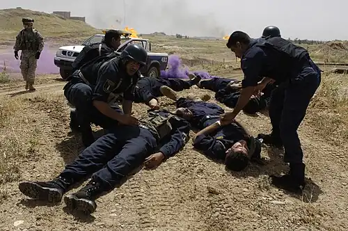 Exercice de secourisme des militaires irakiens de l'Oil Protection Force&nbsp;(en) sur un terrain pétrolier près de Kirkouk en 2006.