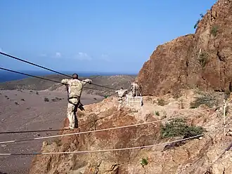 Deux militaires de l'US Army en franchissement d’un «&nbsp;pont de singe », janvier 2007.