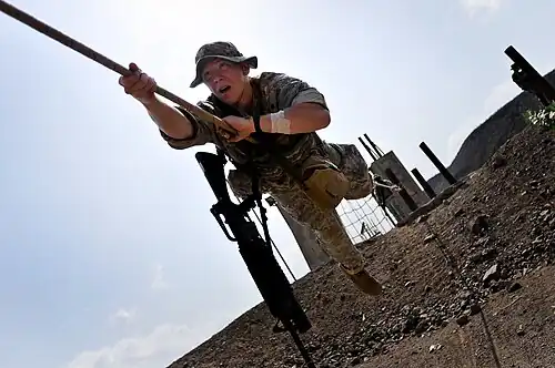 Un marin de l’US Navy sur une «&nbsp;tyrolienne », octobre 2008.