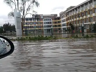 Bâtiment universitaire dont le parvis est entièrement sous l'eau.