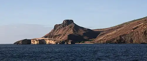 Photo d'un promontoire de la côte sud, montrant l'aspect semi-aride de l'île.