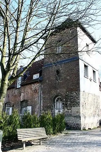 Le Vieux Cornet, dont la tour date du XVe&nbsp;siècle, est le plus vieux bâtiment de Uccle
