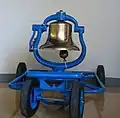 La Victory Bell détenue par l'UCLA et son support en bleu.
