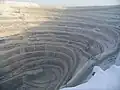 Les diatrèmes sont les gisements typiques de diamants. Leur exploitation aboutit à des puits caractéristiques (ici Oudatchnaïa, en Russie).