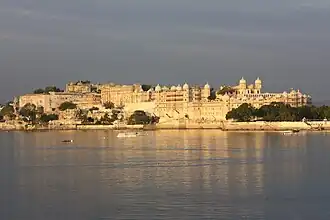 Le lac Pichola et les palais l'entourant font la fierté d'Udaipur, une ville qui a servi de décor à de nombreux films dont Octopussy.