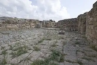 Cour et porche à colonnes conduisant à la salle du trône.