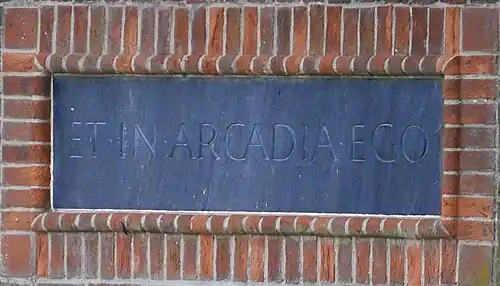 plaque de pierre gris foncé avec les mots en majuscules ET IN ARCADIA EGO