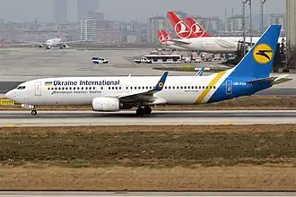 UR-PSR, le Boeing 737-800 d'Ukraine International Airlines impliqué, photographié à l'aéroport Atatürk d'Istanbul en février 2019, onze mois avant le crash.