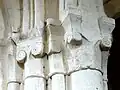 Bas-côté nord du chœur, 1re&nbsp;travée, chapiteaux dans l'angle sud-ouest.