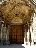Portail occidental avec vantaux du XVIe&nbsp;siècle.