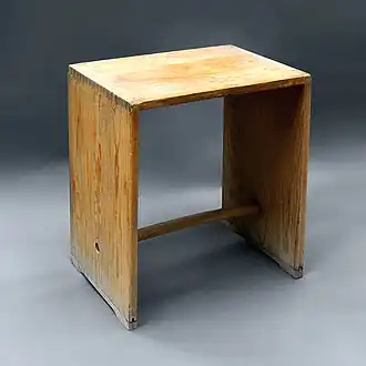 Tabouret multi-fonction («Ulmer Hocker»)&nbsp;(de) conçu par Max Bill 1954 pour la HfG Ulm.