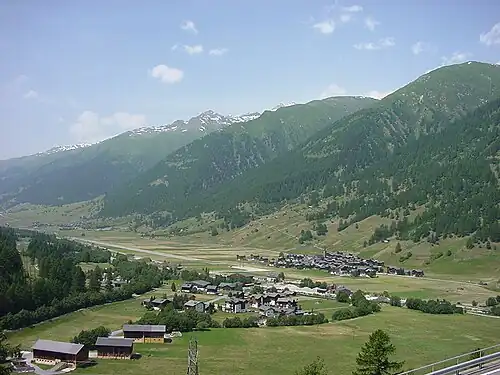 Vue d'Ulrichen et de l'aérodrome depuis la route du col du Nufenen
