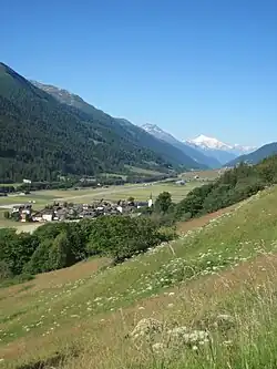 Ulrichen et l'aérodrome en 2011, plusieurs parties de la piste ont été démantelées et un lac (Geschinersee) inauguré en 2003 la remplace à l'ouest.