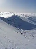 Descente en ski de randonnée depuis le sommet.