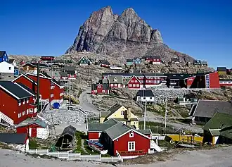 Le mont d'Uummannaq surplombant la ville.
