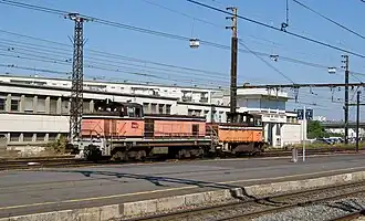 BB 63500 délavée, à comparer à la couleur du locotracteur derrière&nbsp;elle.