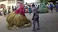 Un Zangbéto du Bénin fait des pas de danse