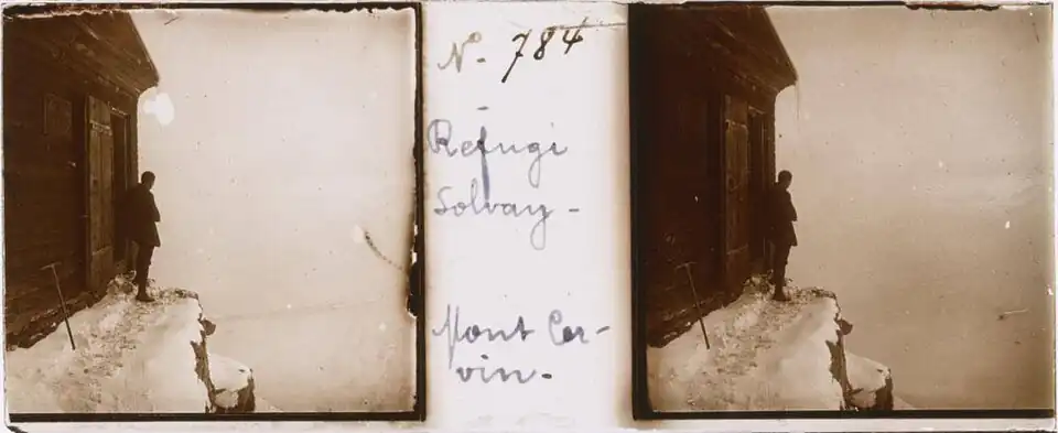 Un alpiniste devant l'entrée du refuge Solvay en 1922.