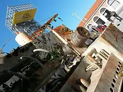 Un char végétalisé devant la Tour de l'Observatoire