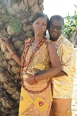 Un couple en tenue traditionnelle Bété (Centre-Ouest de la Côte d'Ivoire).