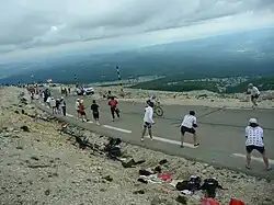 Jonas Vingegaard attaque Tadej Pogačar sur le final de la seconde ascension du mont Ventoux.