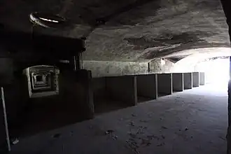 Une écurie aménagée dans les années 1980 dans des magasins de l'artillerie du fort.