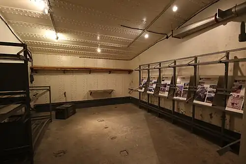 Une chambrée transformé en salle d'exposition.