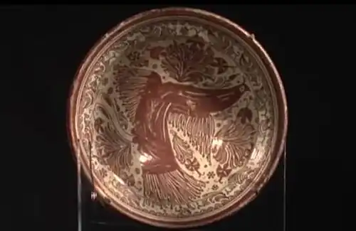 Une coupe lustrée à décor de Pardalot fabriquée à Valence en Espagne du XVIIe&nbsp;siècle