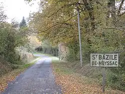 Une entrée du village les Sarres.