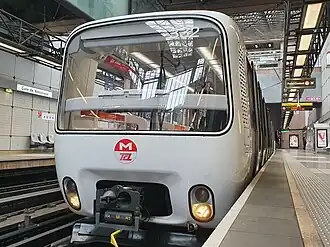 La rame MPL85 n°331-332 attend ses voyageurs, avant de repartir en ligne.