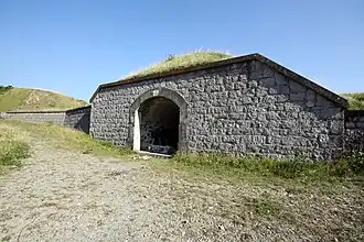 Une traverse-abri au-dessus du casernement.