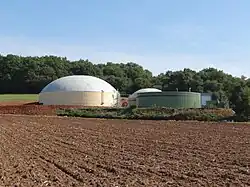 image montrant un bâtiment cylindrique récent surmonté d'une coupole qui est le cœur de l'unité de fabrication de méthane