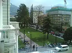 Vue depuis le bâtiment principal.