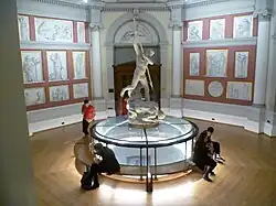 Photographie d'une sculpture située dans une galerie d'art.